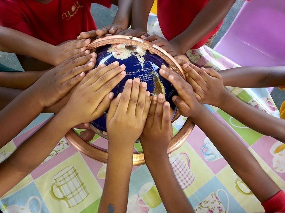 Mãos unidas numa actividade de grupo da Yume